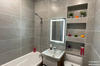 Ванная в посуточной квартире: зеркало и декор