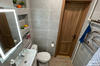Ванная в посуточной квартире: умывальник, унитаз, зеркало, туалетная бумага, сушилка-батарея