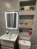 Ванная в посуточной квартире: зеркало над умывальником, приятный декор