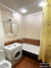 Ванная комната: стиральная машина, зеркало, чистая ванная, шторки, совмещённый санузел