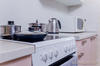 Имеется вся посуда и принадлежности для приготовления пищи, столовые приборы