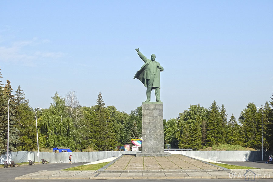 Площадь Ленина с монументов вождя
