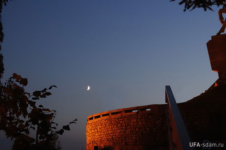 Ночное небо у памятника Салавата Юлаева в Уфе