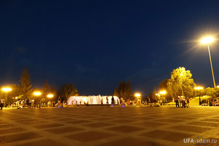 Вечерняя Уфа — фонтан на площади Салавата Юлаева