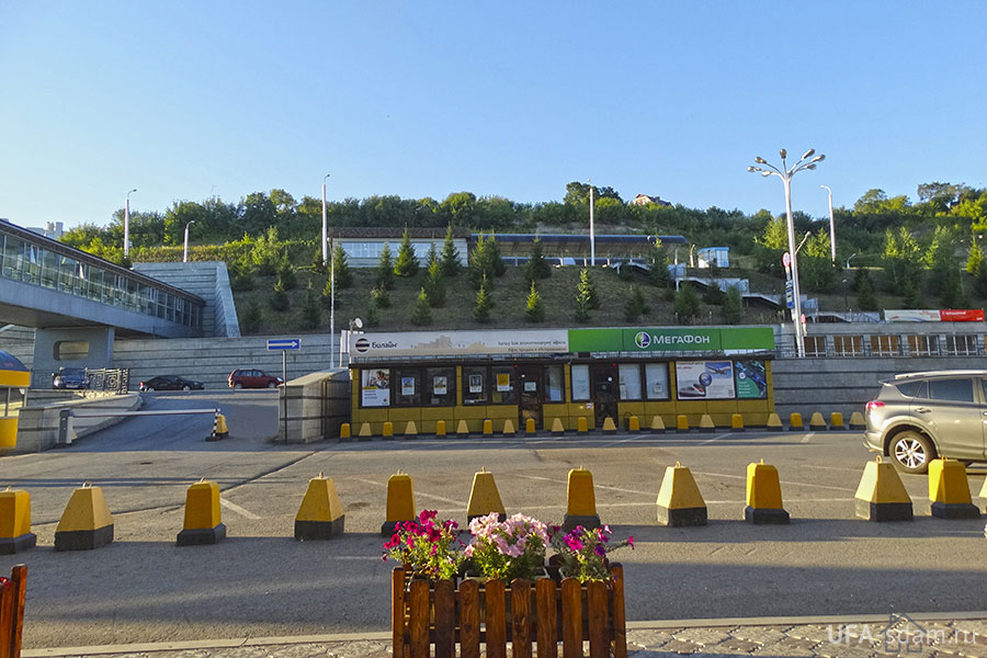 Уфимский вокзал расположен в центре города, рядом с набережной реки Белая